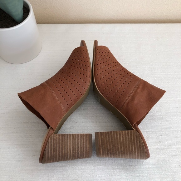 New Adam Tucker Mackey Cognac Laser Cut Leather Peep Toe Heeled Mules Woman’s 8M - Picture 7 of 13